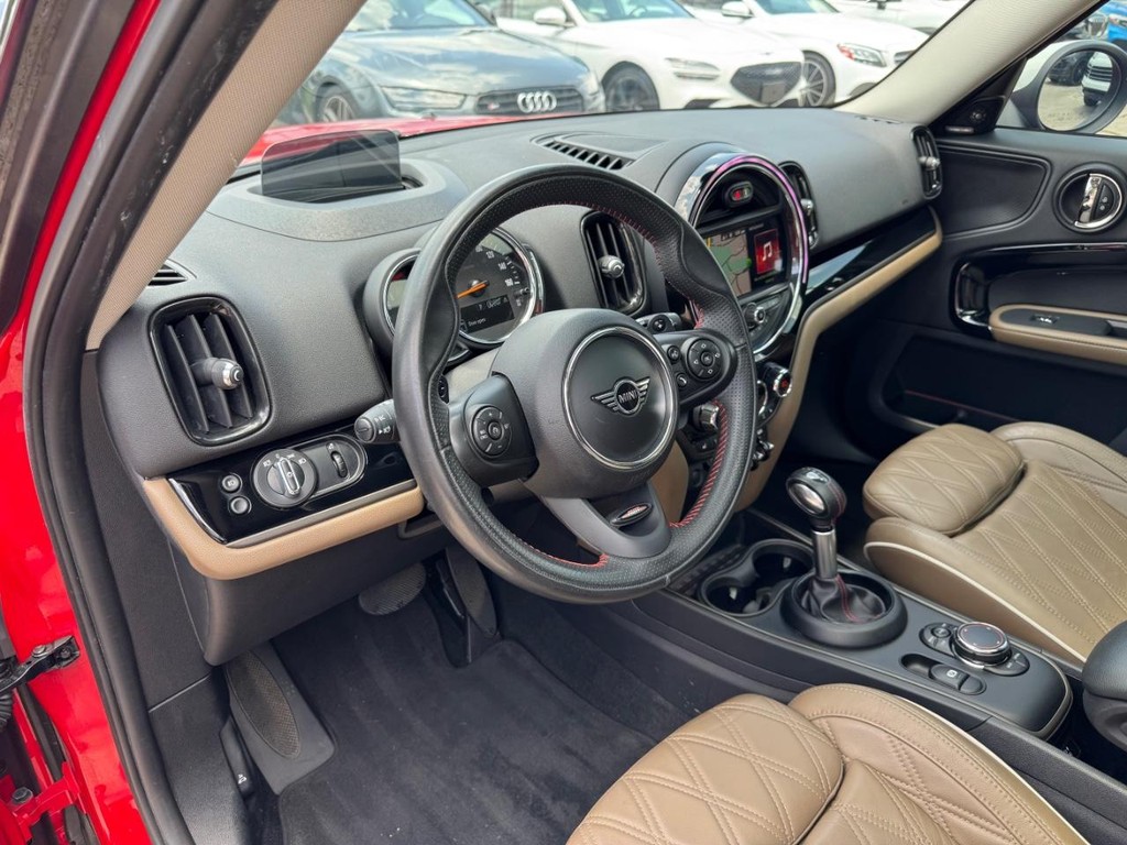 MINI Countryman Vehicle Full-screen Gallery Image 10