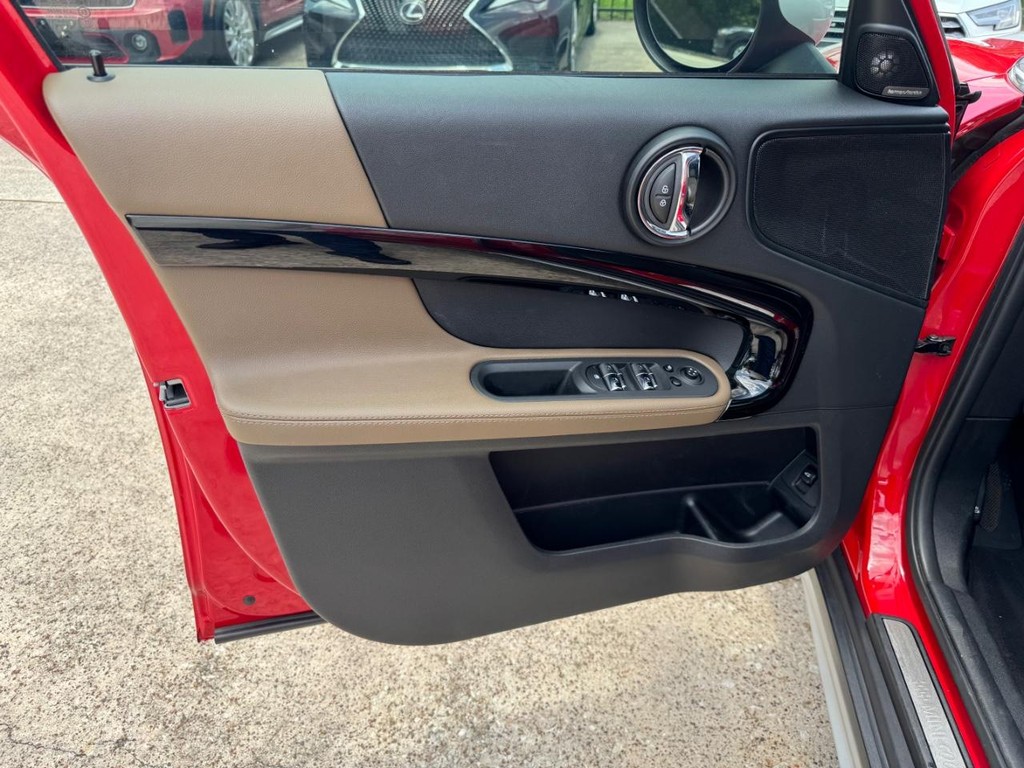 MINI Countryman Vehicle Full-screen Gallery Image 12
