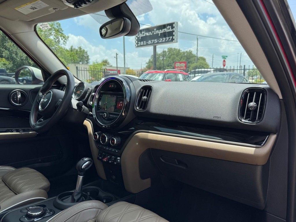 MINI Countryman Vehicle Full-screen Gallery Image 13