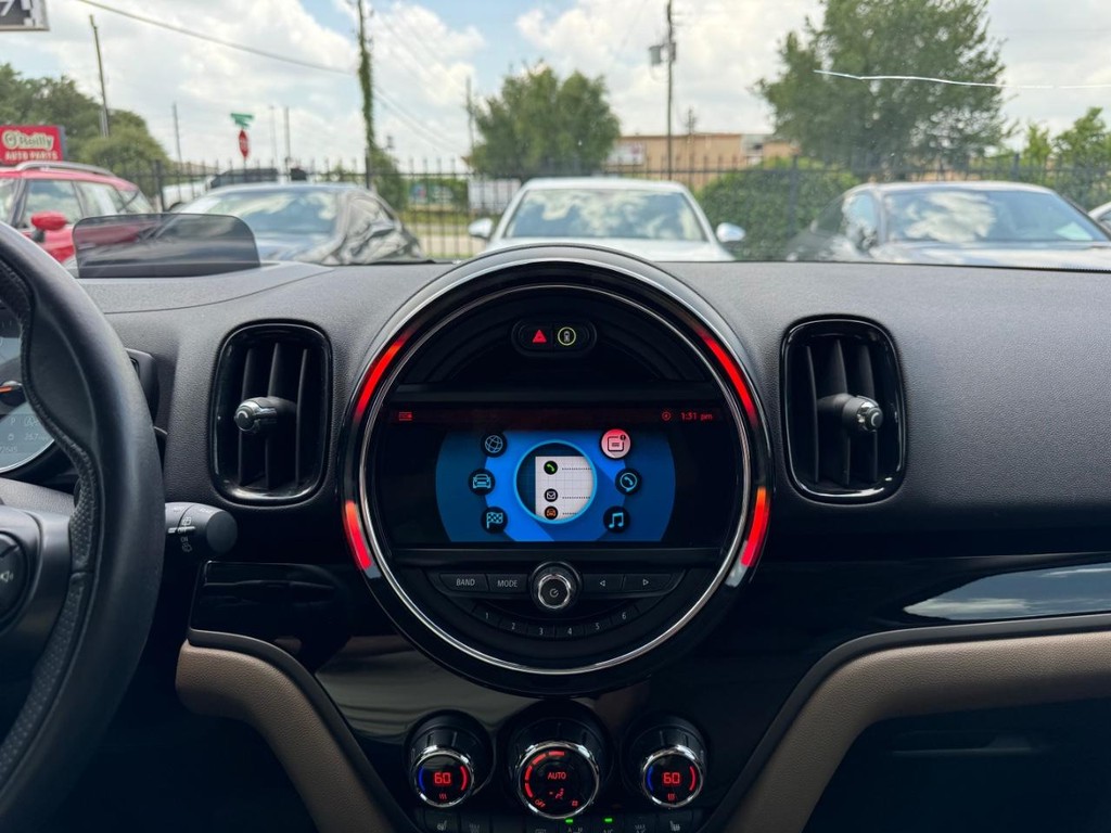 MINI Countryman Vehicle Full-screen Gallery Image 22