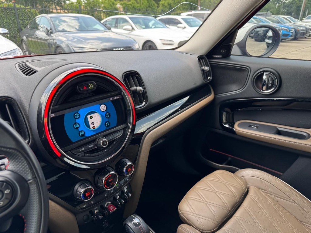 MINI Countryman Vehicle Full-screen Gallery Image 26