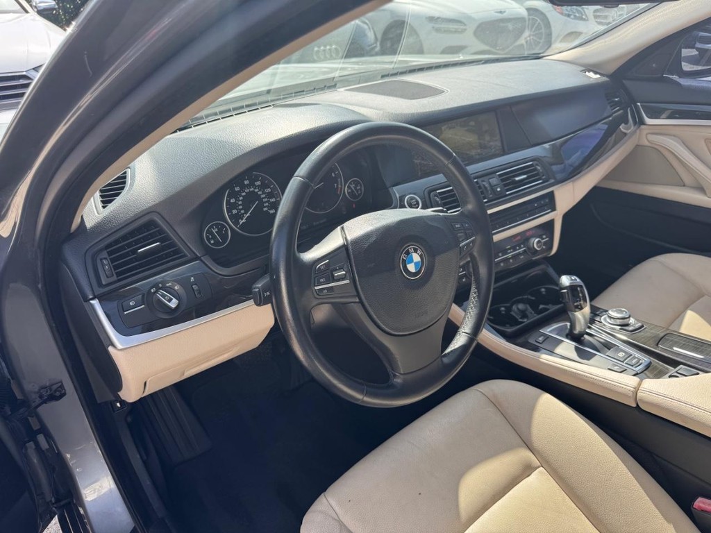 BMW 535i Vehicle Full-screen Gallery Image 10