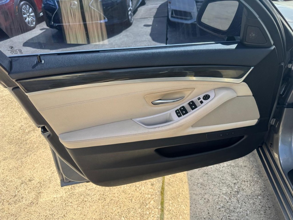 BMW 535i Vehicle Full-screen Gallery Image 12