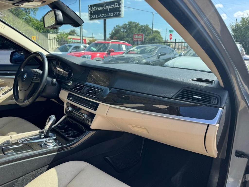 BMW 535i Vehicle Full-screen Gallery Image 13