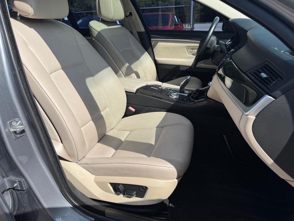 BMW 535i Vehicle Full-screen Gallery Image 14