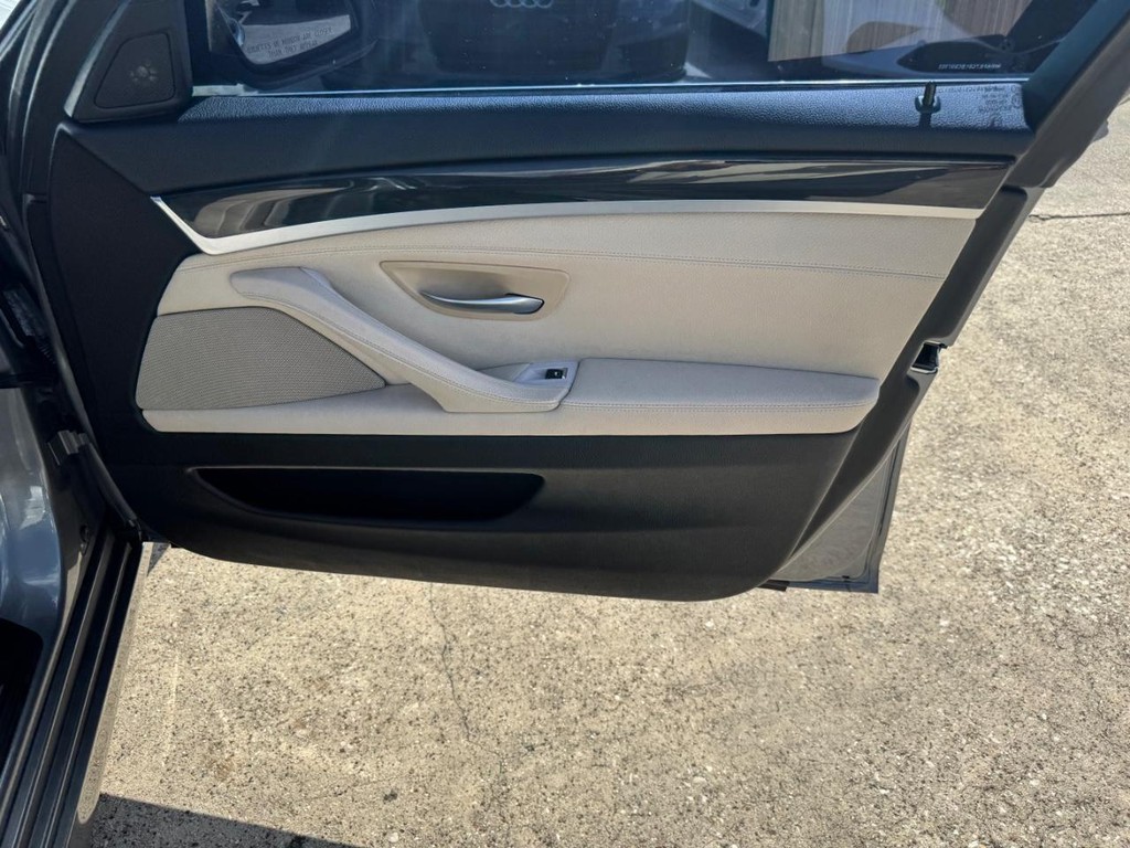BMW 535i Vehicle Full-screen Gallery Image 15