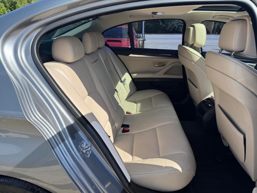 BMW 535i Vehicle Full-screen Gallery Image 16
