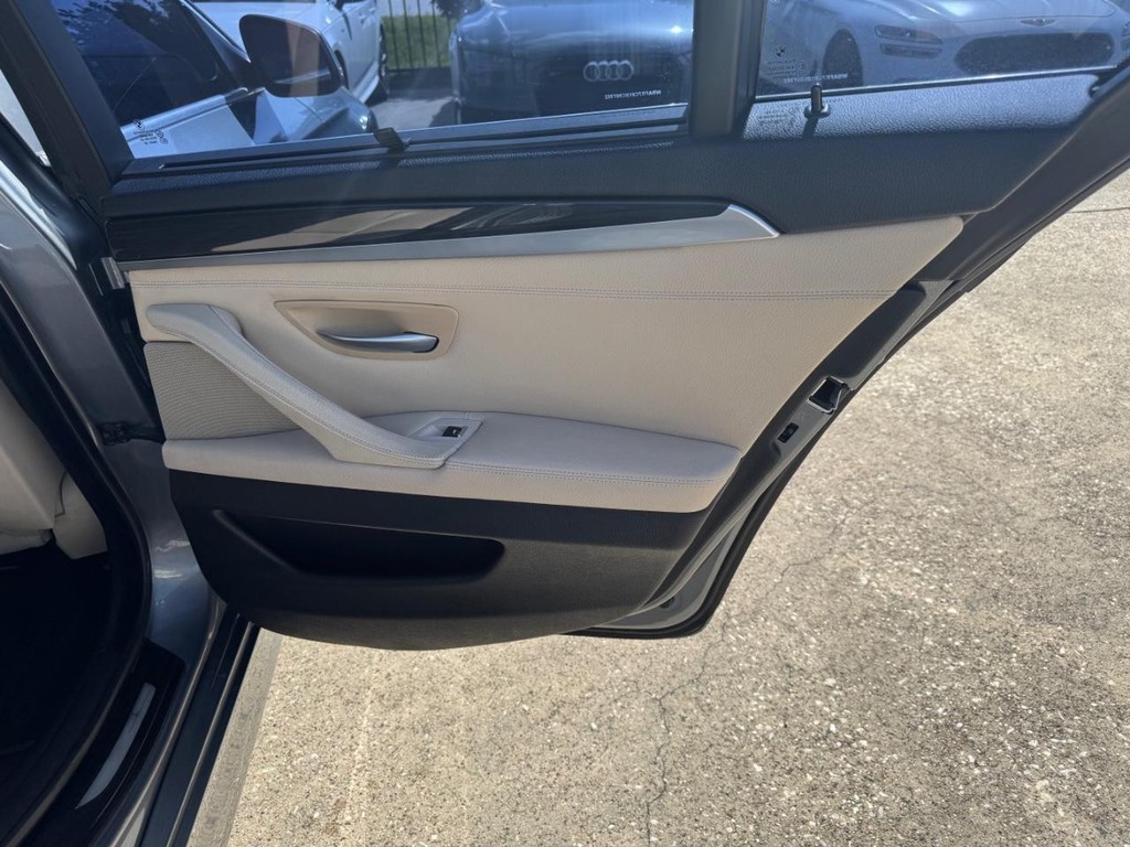 BMW 535i Vehicle Full-screen Gallery Image 17