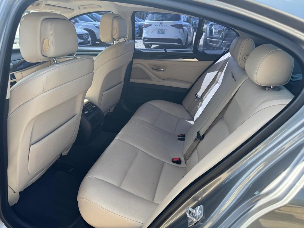 BMW 535i Vehicle Full-screen Gallery Image 18