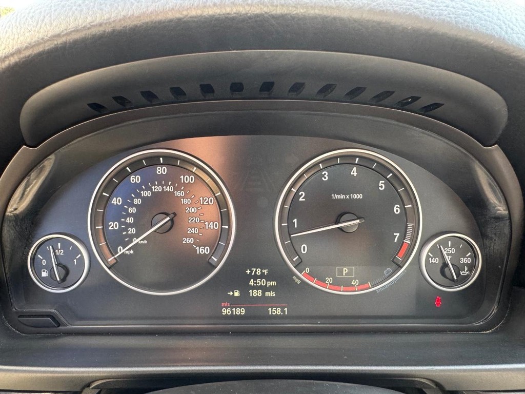 BMW 535i Vehicle Full-screen Gallery Image 21