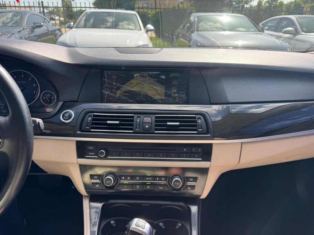 BMW 535i Vehicle Full-screen Gallery Image 22