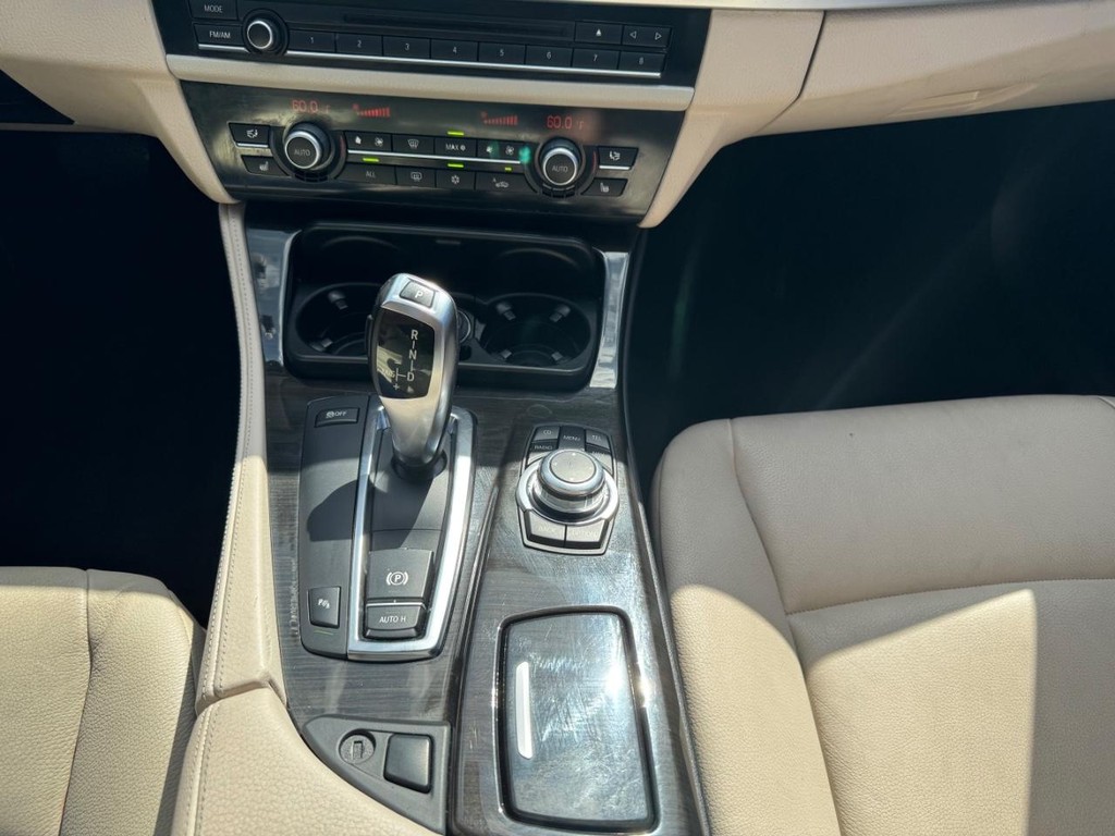 BMW 535i Vehicle Full-screen Gallery Image 23