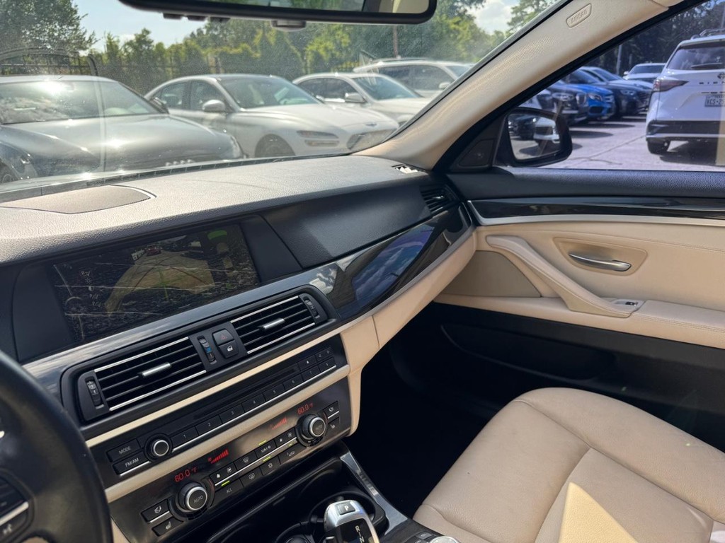 BMW 535i Vehicle Full-screen Gallery Image 24