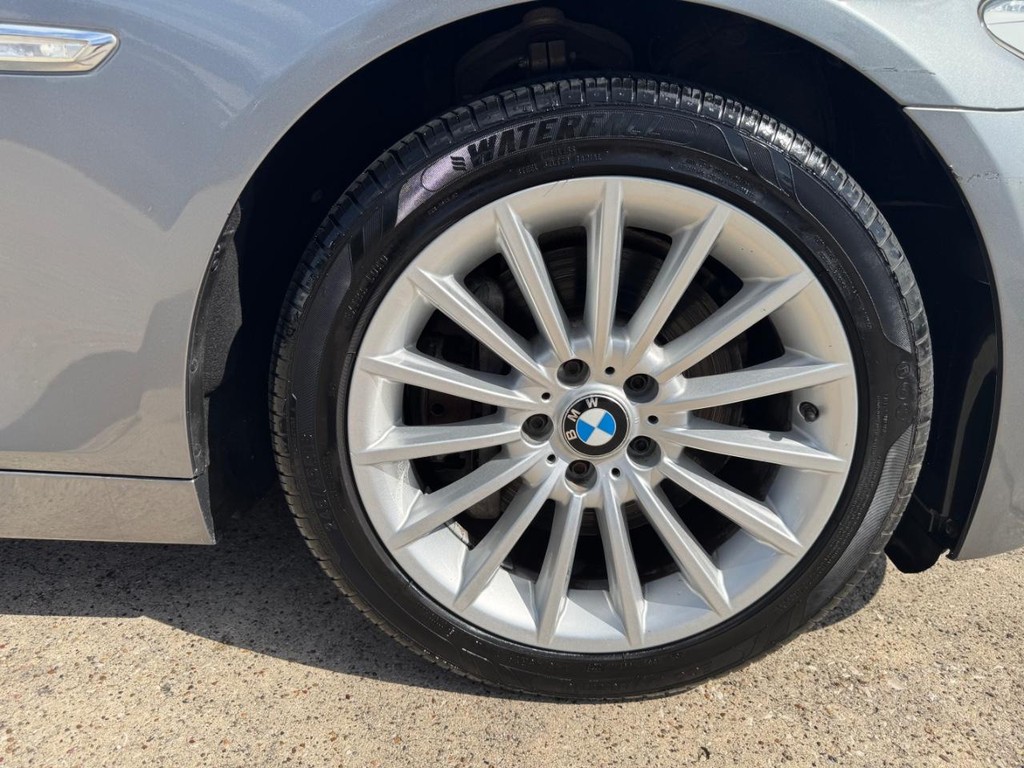 BMW 535i Vehicle Full-screen Gallery Image 28