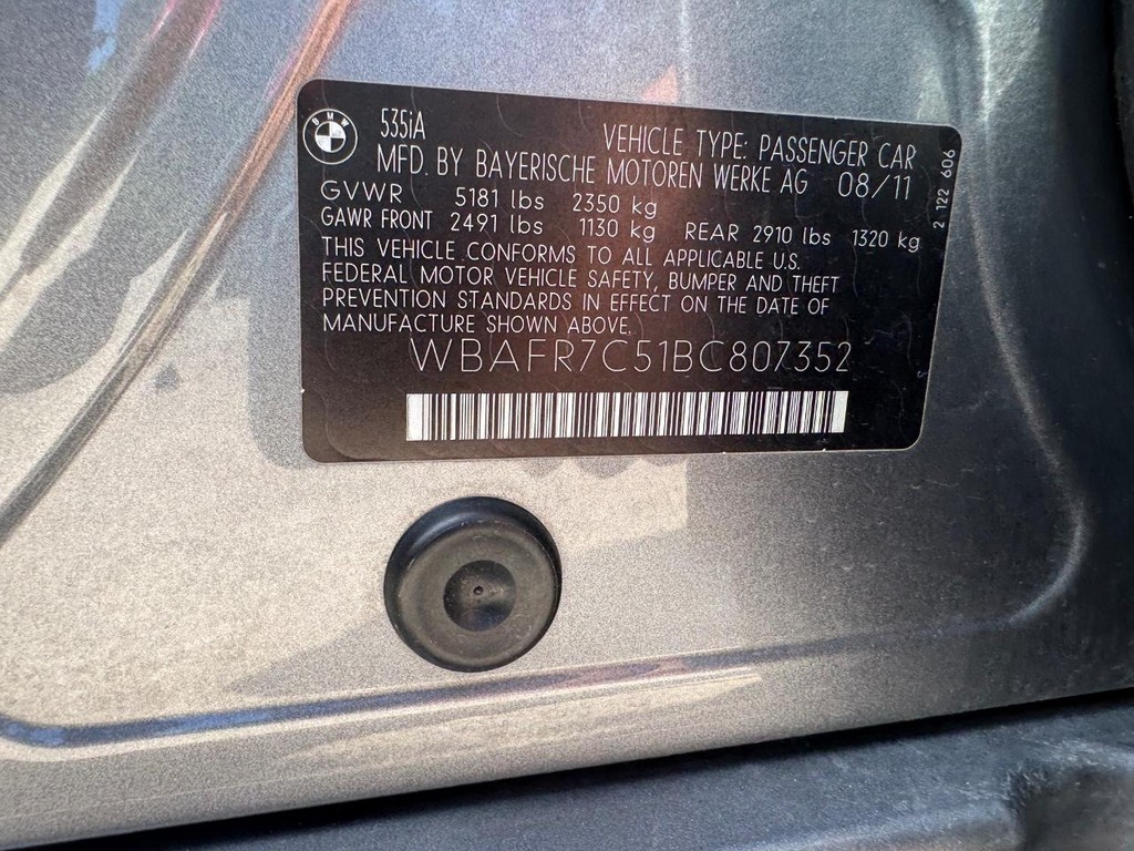 BMW 535i Vehicle Full-screen Gallery Image 30