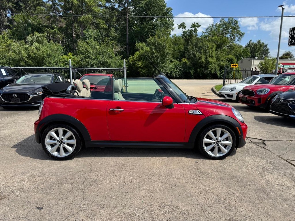 MINI Cooper Convertible Vehicle Full-screen Gallery Image 09