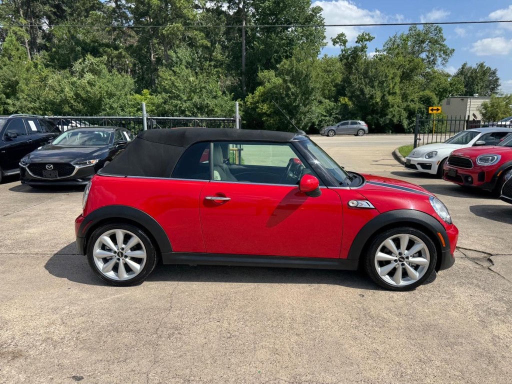 MINI Cooper Convertible Vehicle Full-screen Gallery Image 10