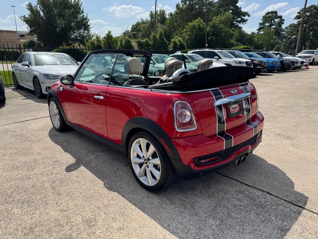 MINI Cooper Convertible Vehicle Full-screen Gallery Image 15