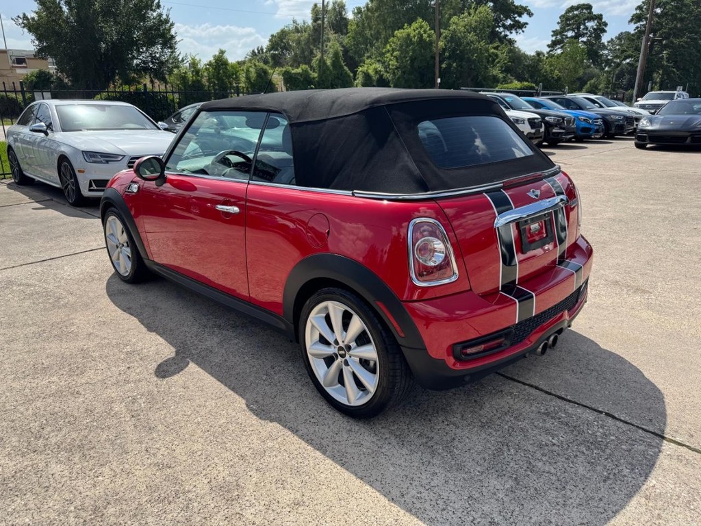 MINI Cooper Convertible Vehicle Full-screen Gallery Image 16