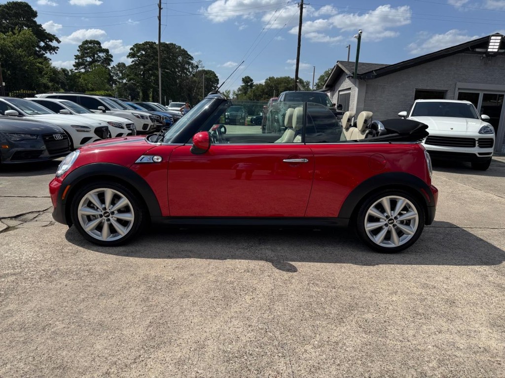 MINI Cooper Convertible Vehicle Full-screen Gallery Image 17