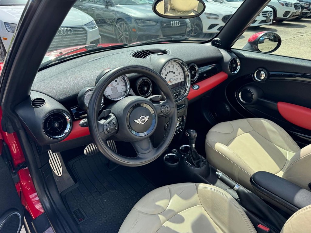 MINI Cooper Convertible Vehicle Full-screen Gallery Image 19