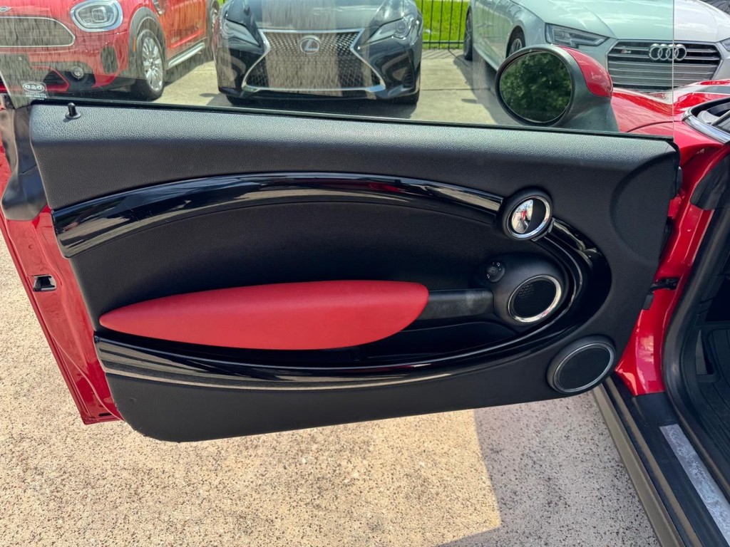 MINI Cooper Convertible Vehicle Full-screen Gallery Image 21