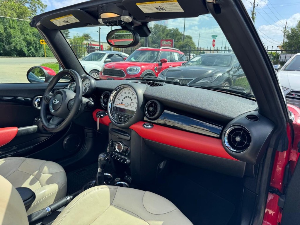 MINI Cooper Convertible Vehicle Full-screen Gallery Image 22