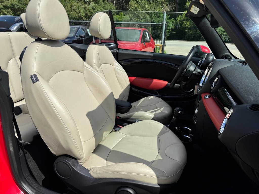 MINI Cooper Convertible Vehicle Full-screen Gallery Image 23