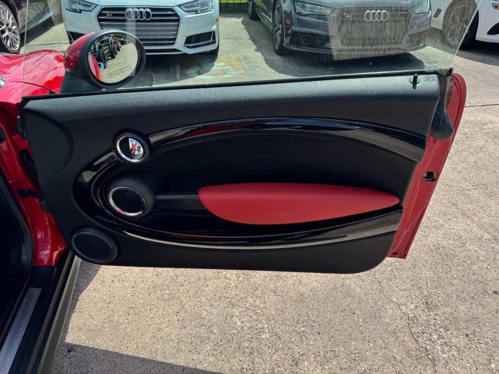 MINI Cooper Convertible Vehicle Full-screen Gallery Image 24