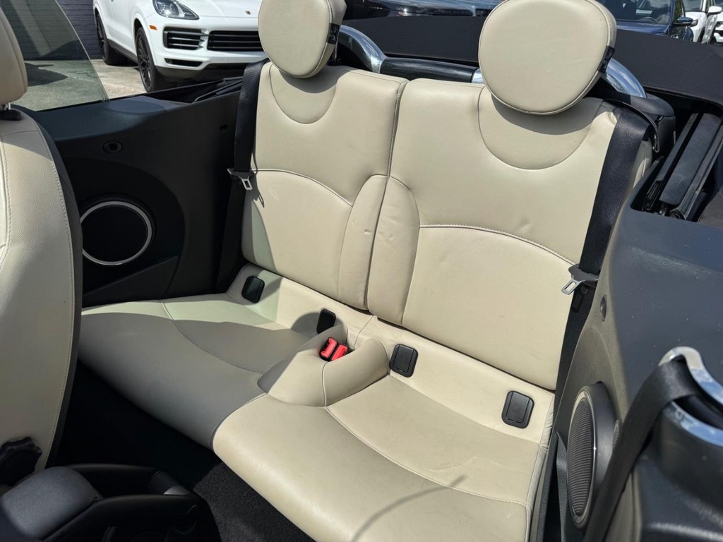 MINI Cooper Convertible Vehicle Full-screen Gallery Image 26