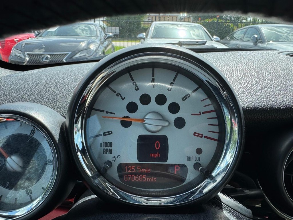 MINI Cooper Convertible Vehicle Full-screen Gallery Image 28