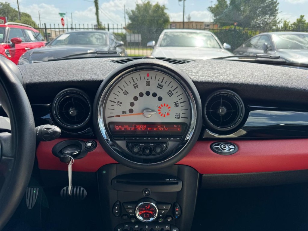 MINI Cooper Convertible Vehicle Full-screen Gallery Image 29