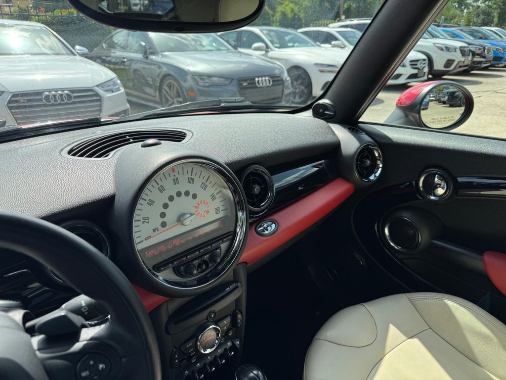 MINI Cooper Convertible Vehicle Full-screen Gallery Image 31