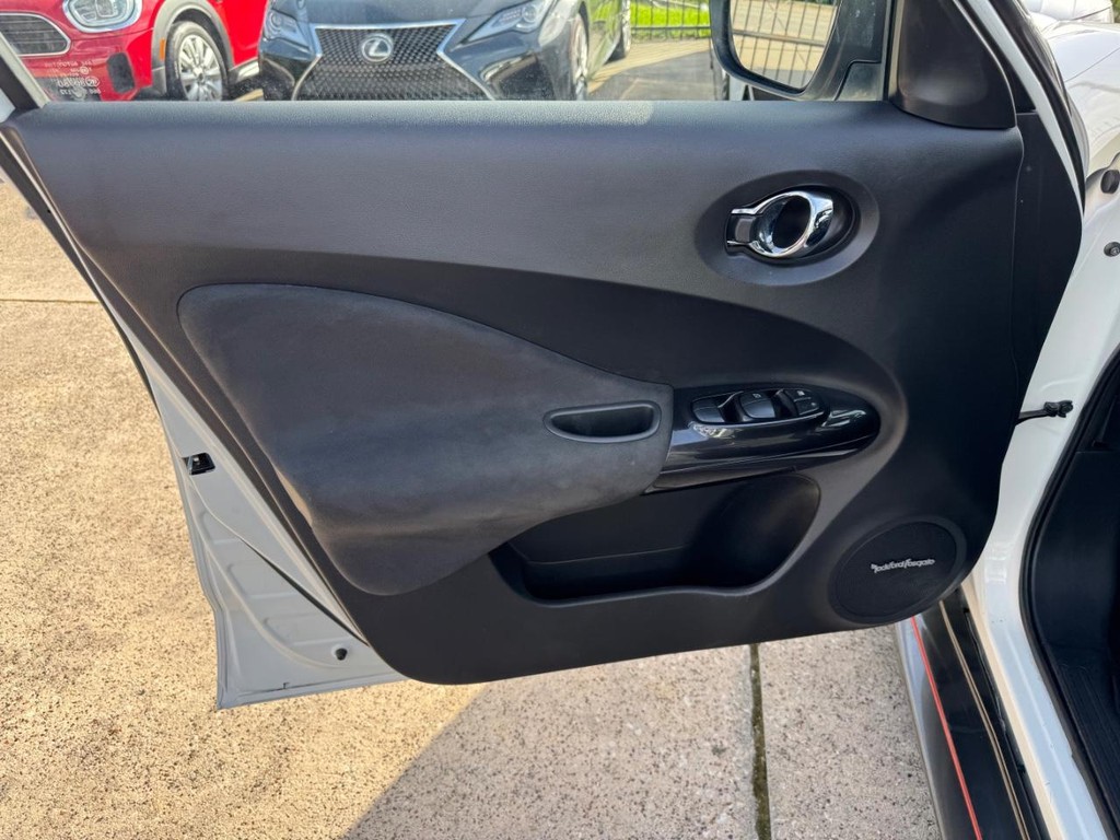 Nissan Juke Vehicle Full-screen Gallery Image 12