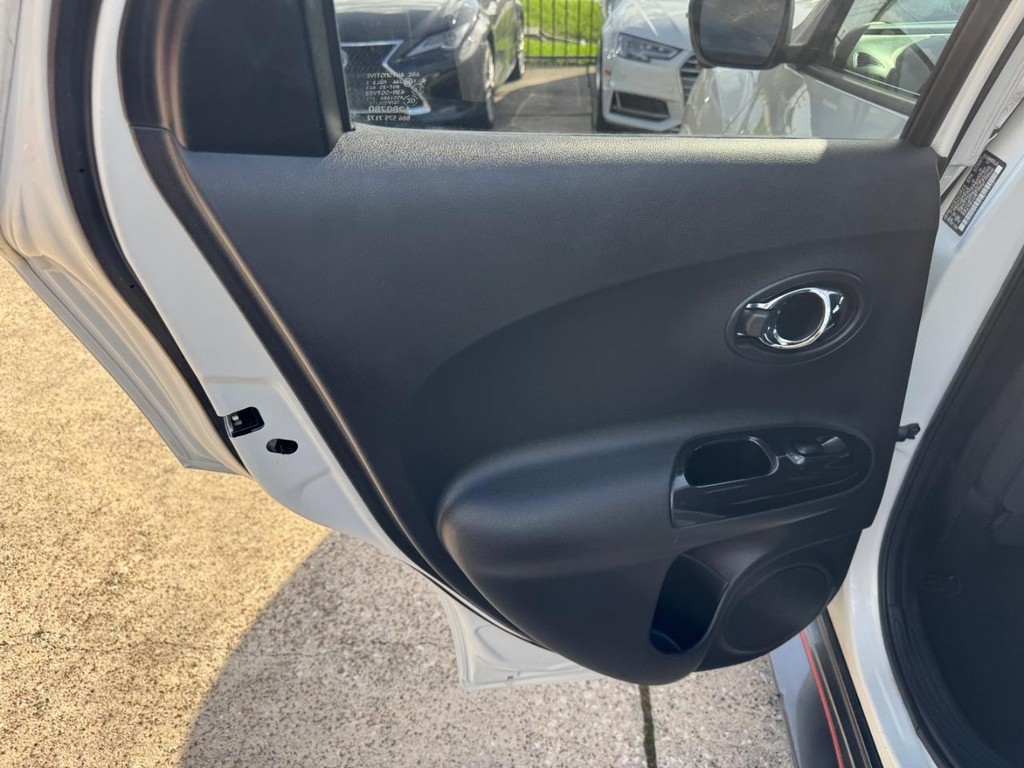 Nissan Juke Vehicle Full-screen Gallery Image 17