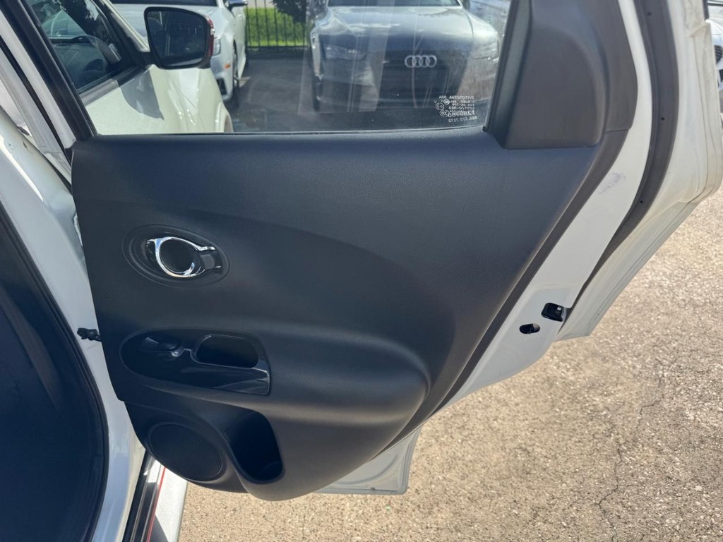 Nissan Juke Vehicle Full-screen Gallery Image 19