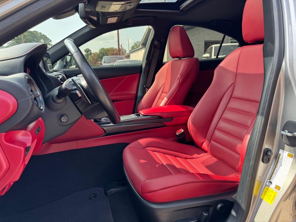 Lexus IS 350 Vehicle Full-screen Gallery Image 11