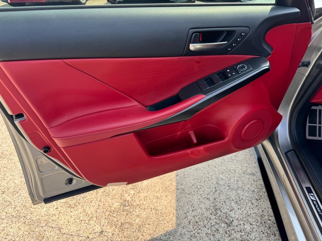 Lexus IS 350 Vehicle Full-screen Gallery Image 12