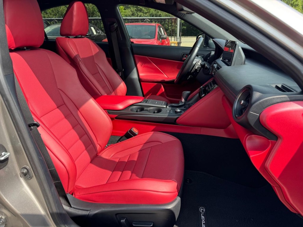 Lexus IS 350 Vehicle Full-screen Gallery Image 14