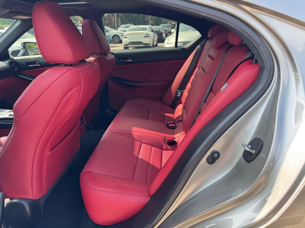 Lexus IS 350 Vehicle Full-screen Gallery Image 16