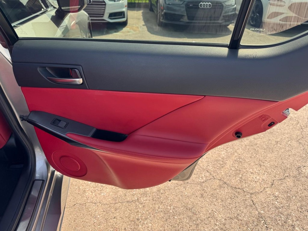Lexus IS 350 Vehicle Full-screen Gallery Image 19