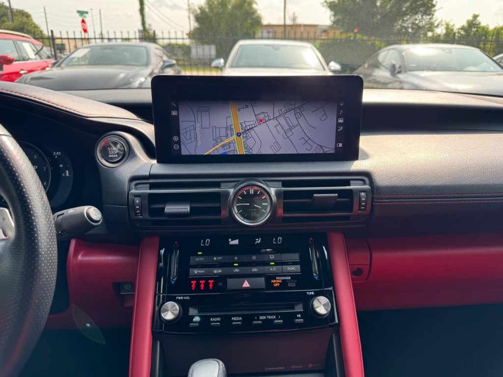 Lexus IS 350 Vehicle Full-screen Gallery Image 22