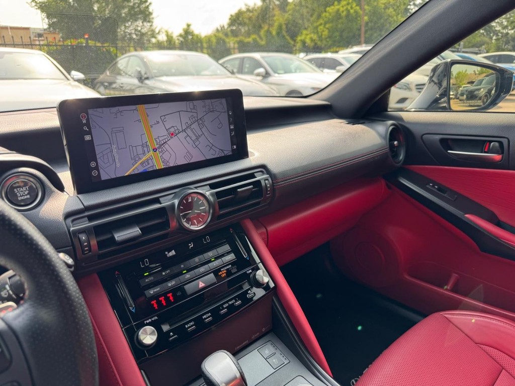 Lexus IS 350 Vehicle Full-screen Gallery Image 24