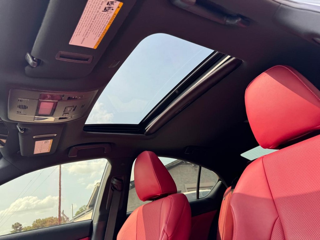 Lexus IS 350 Vehicle Full-screen Gallery Image 27