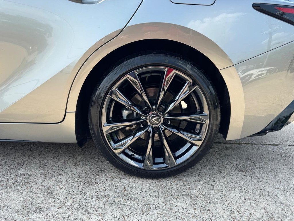 Lexus IS 350 Vehicle Full-screen Gallery Image 28