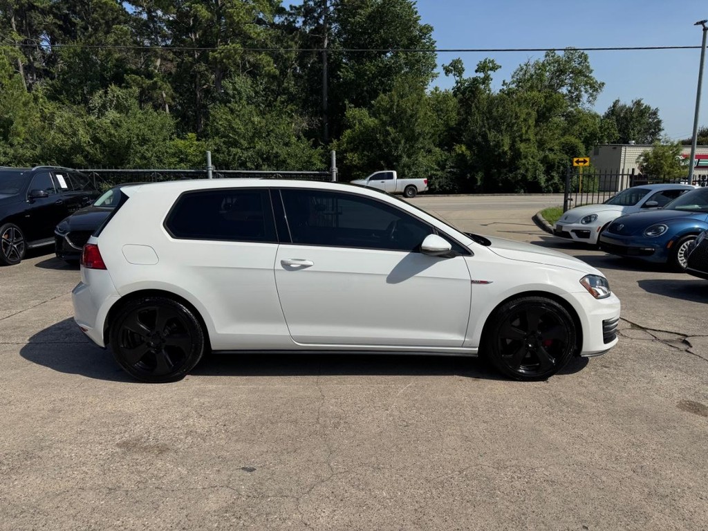 Volkswagen Golf GTI Vehicle Full-screen Gallery Image 05