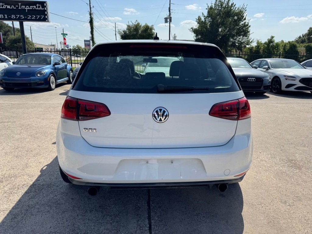 Volkswagen Golf GTI Vehicle Full-screen Gallery Image 07