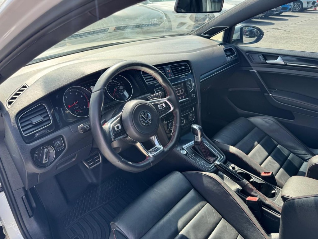 Volkswagen Golf GTI Vehicle Full-screen Gallery Image 10