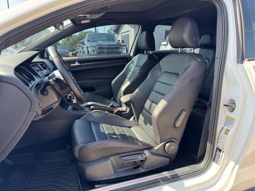 Volkswagen Golf GTI Vehicle Full-screen Gallery Image 11