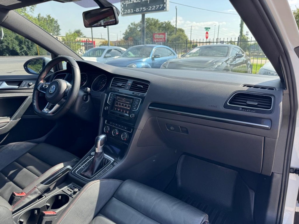 Volkswagen Golf GTI Vehicle Full-screen Gallery Image 13